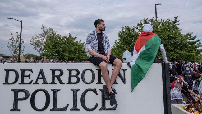 Abdullah Hammoud terpilih menjadi Wali Kota Dearborn, pada Selasa (2/11), seorang muslim AS pertama yang jadi wali kota.