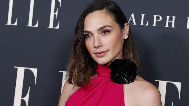 Gal Gadot membuka sumbangan untuk mereka yang ingin membantu warga Israel yang menjadi korban perang antara negara tersebut dengan Palestina.
