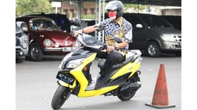 Ganjar Pranowo Pamer Motor Listrik Polytron Buatan Indonesia