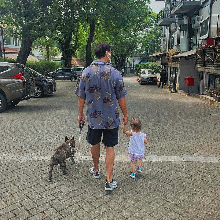 <p>Sebagai ayah, aktor kelahiran Australia itu sangat dekat dengan Zalina. (Foto: Instagram @hamishdw)</p>