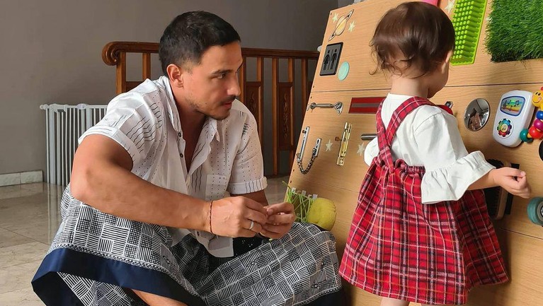 Hamish Daud bersama anaknya Hamish Daud bersama anaknya