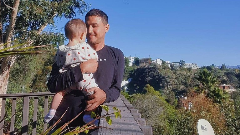 Hamish Daud bersama anaknya Hamish Daud bersama anaknya