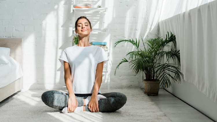 ilustrasi wanita beautiful happy girl with closed eyes practicing yoga in lotus position in bedroom in the morning