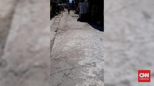 Gempa Magnitudo 5,9 yang mengguncang Pulau Seram hingga Kota Ambon membuat sejumlah jalan dan bangunan rusak.