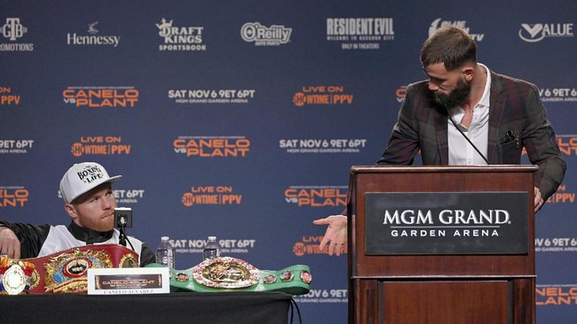Pertarungan tinju Saul Canelo Alvares vs Caleb Plant diibaratkan oleh media Inggris, INews, seperti duel Manchester United vs Manchester City.