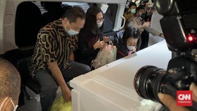 Isak Tangis Pecah Saat Jenazah Vanessa Angel Tiba di Rumah Duka