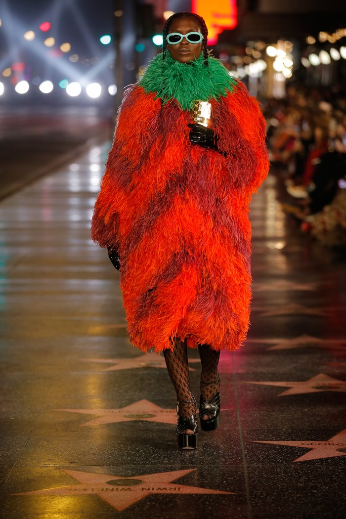 Jodie Turner-Smith menyusuri Hollywood Boulevard yang disulap menjadi runway Gucci Love Parade dengan fur coat. Foto: vogue.com