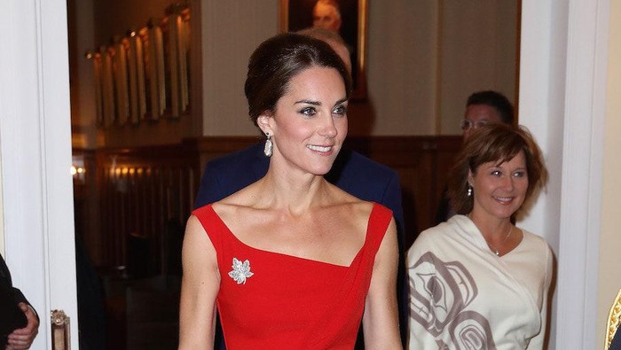 Ternyata Sejumlah Tren Fashion Ini Dipopulerkan oleh Para Bangsawan Kerajaan Inggris! Sudah Punya?