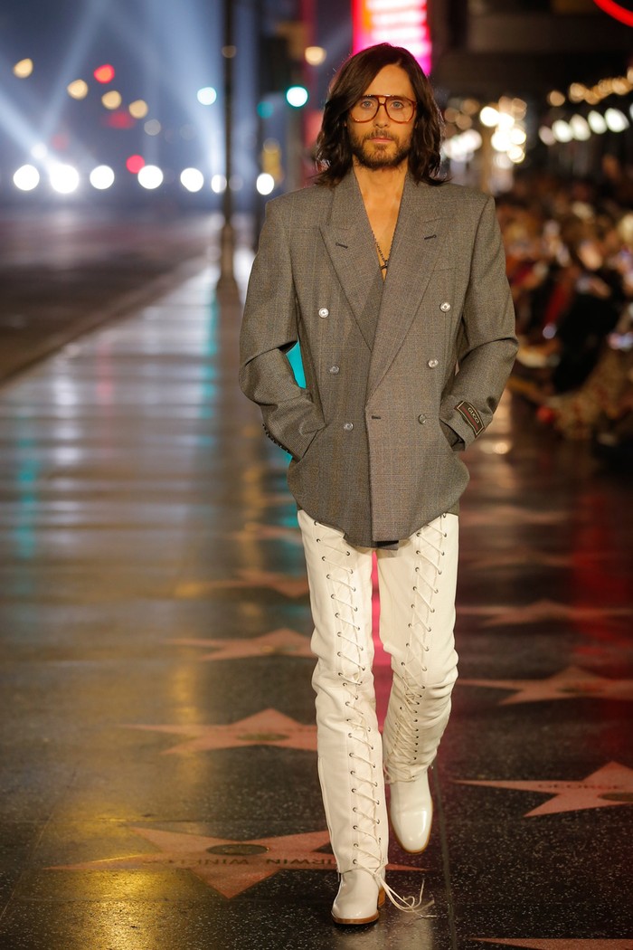 Kerap menjadi sebagai model iklan Gucci, Jared Leto akhirnya ikut turun ke runway sebagai model. Foto: vogue.com