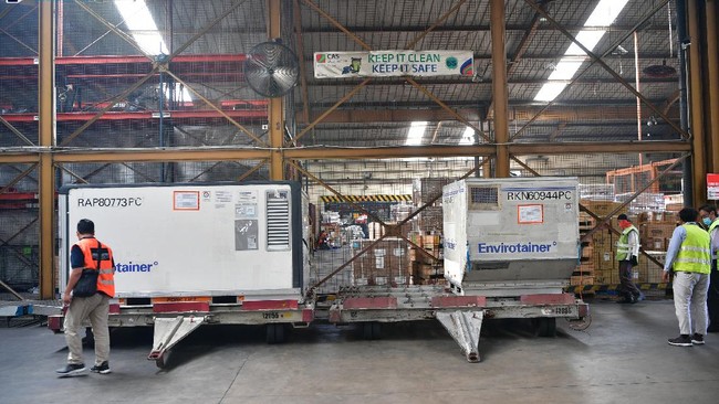 Pemerintah kembali menambah stok vaksin di tanah air dengan mendatangkan 680.100 dosis vaksin AstraZeneca sebagai upaya mempercepat vaksinasi jelang Nataru.