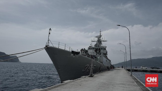 Ratusan kapal nelayan asing seolah leluasa menjarah ikan di Laut Natuna. Mereka menggunakan trawl dan kapal besar yang membuat nelayan lokal tak berdaya.