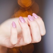 Terkenal Sulit Dihilangkan, Ini 3 Tips Hapus Kuteks Gliter Tanpa Merusak Kuku, Cus!