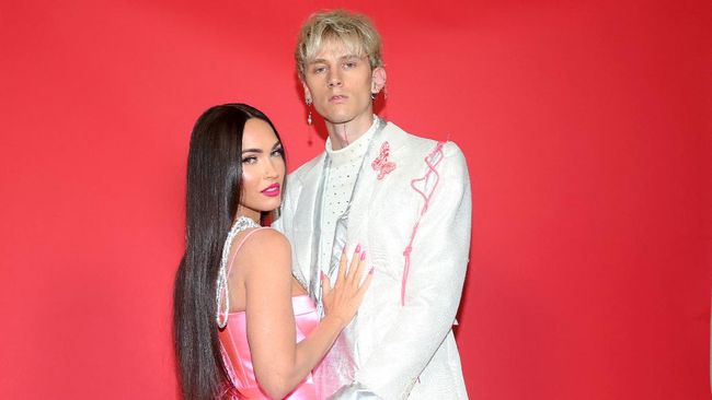 Megan Fox buka suara soal rumor yang mengatakan Machine Gun Kelly selingkuh dengan gitarisnya yang bernama Sophie Lloyd.