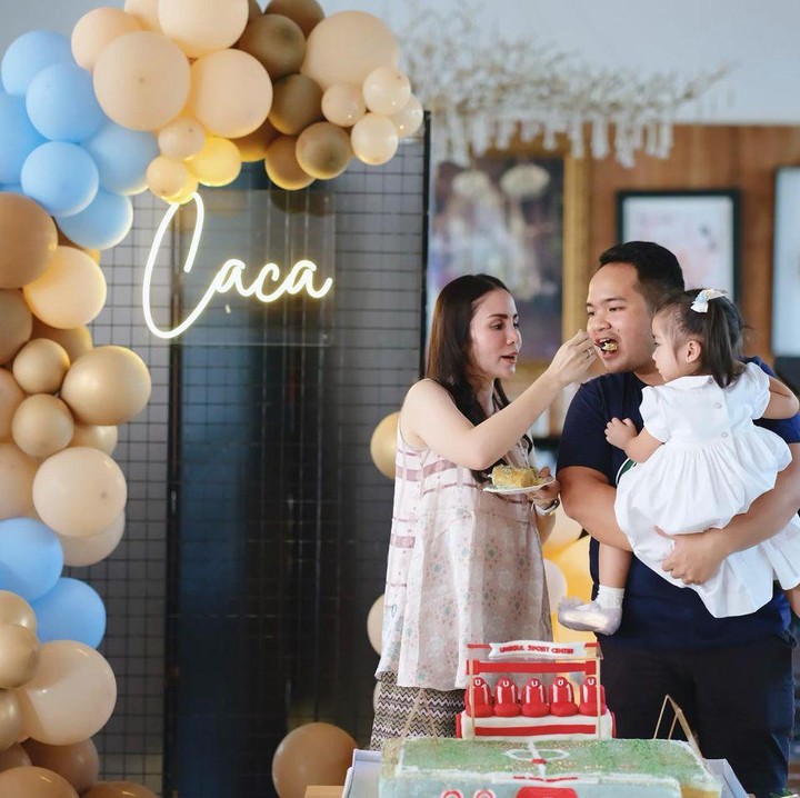 <p>Dalam beberapa kesempatan, pasangan yang sudah dikaruniai dua orang anak ini kerap bagikan potret perayaan hari-hari penting. (Foto: Instagram @therealmomogeisha)</p>
