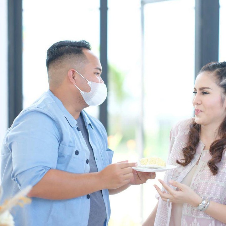 <p>Momo juga kerap menampilkan potret romantis bersama sang suami.  (Foto: Instagram @therealmomogeisha)</p>