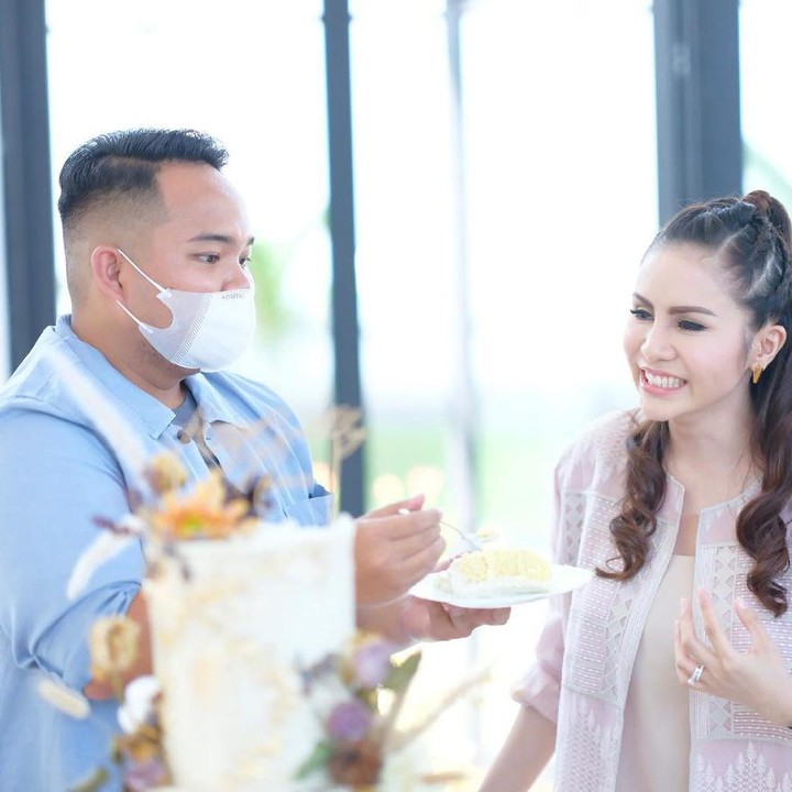 7 Potret Romantis Momo Eks Geisha Bareng Suami Yang Pengusaha Tajir Foto 1