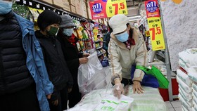 FOTO: Warga China Panik Borong Makanan sebelum Lockdown
