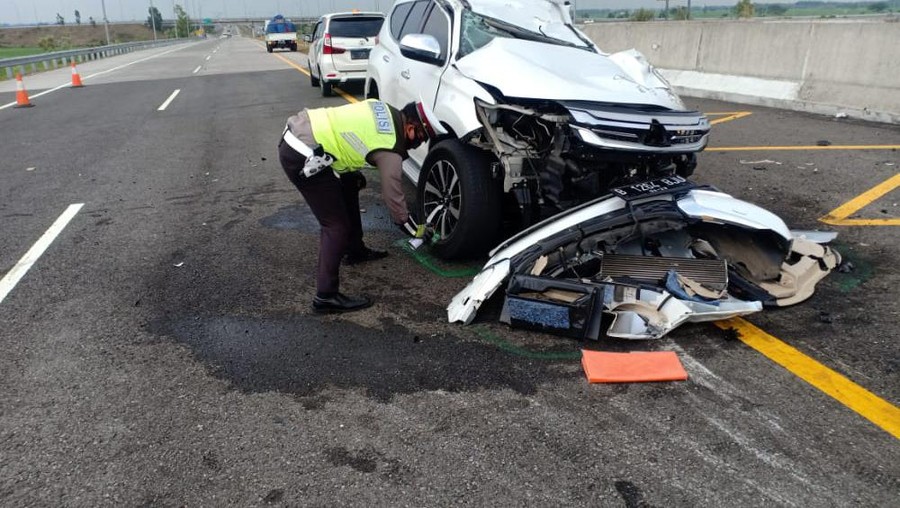 Potret Mobil Remuk dan Evakuasi Kecelakaan Maut Vanessa Angel (Dok. Diklantas Polda Jatim)