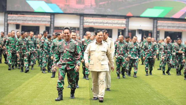 Menhan Prabowo Subianto menyerahkan dokumen strategis pertahanan kepada tiga matra TNI, termasuk yang terkait IKN.
