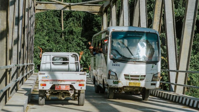 Pembangunan jembatan Sungai Sumboy mempermudah mobilitas warga Yapen di Papua untuk melakukan aktivitas ekonomi.
