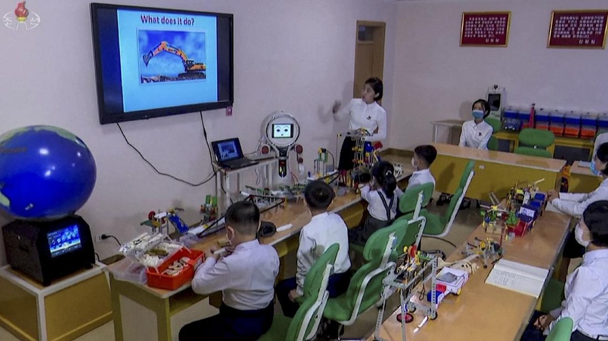 FOTO: Robot Utusan Kim Jong-un Bantu Siswa Belajar di Kelas