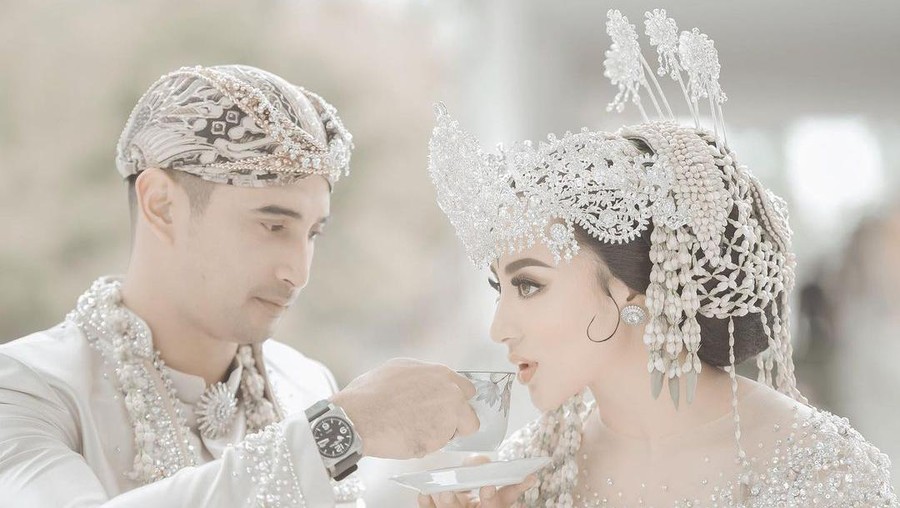 Romantisnya Ali Syakieb dan Margin Wielheerm Saat Makan Berdua
