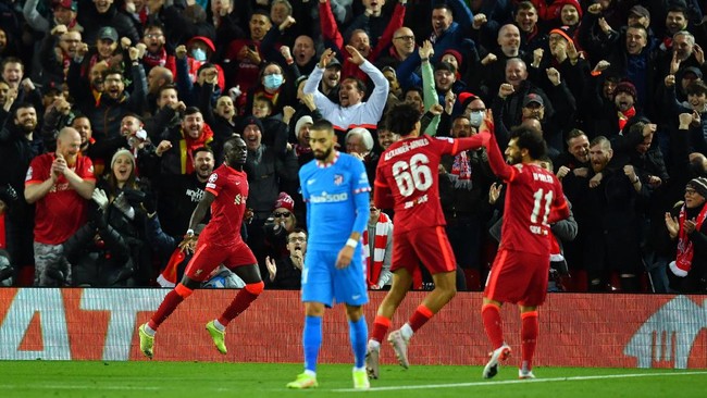 Empat kesebelasan sudah memastikan tempat di babak 16 besar Liga Champions setelah menuntaskan empat pertandingan di fase grup.