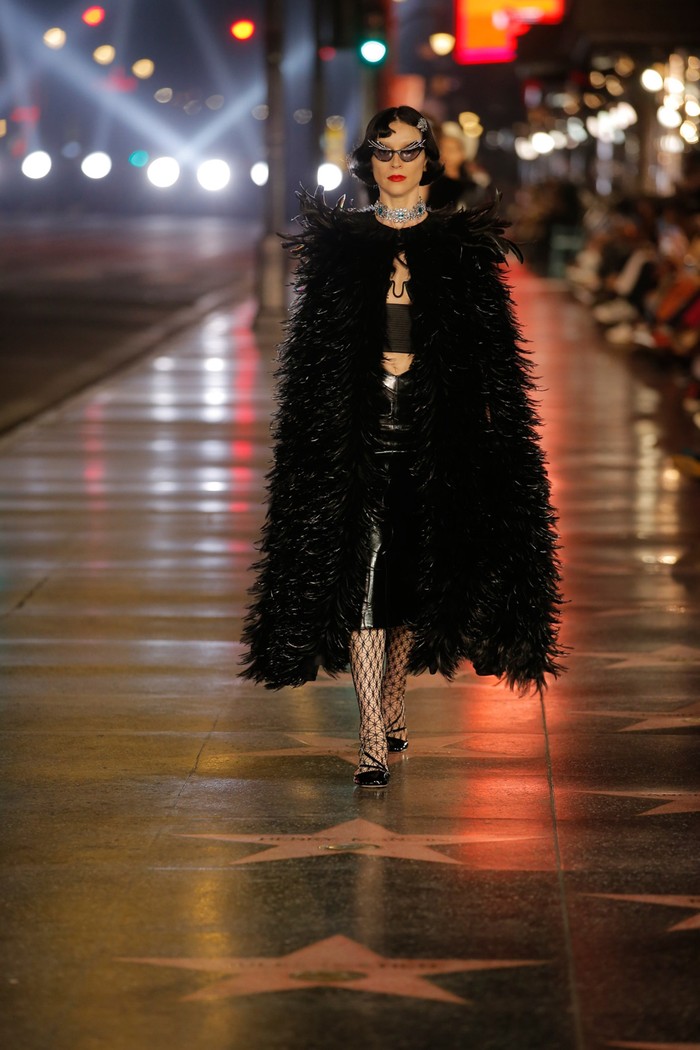 St. Vincent yang merupakan seorang musisi asal Amerika Serikat muncul sebagai model Gucci dengan pakaian serba hitam. Foto: vogue.com