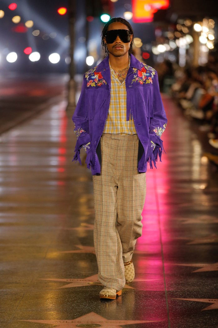 Steve Lacy, gitaris band asal Los Angeles, The Internet, juga berjalan bersama model lainnya dengan jaket ungu berbordir bunga dan detail tassels. Foto: vogue.com