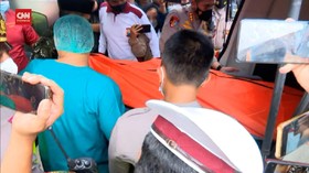 VIDEO: Jenazah Vanessa Dan Suami Tiba Di RS Bhayangkara Polda Jatim