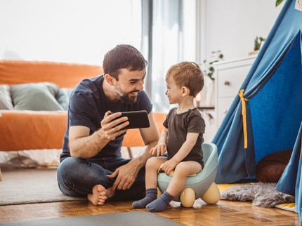 5 Keuntungan Melibatkan Ayah saat Anak Toilet Training, Bikin Bunda Lebih Sabar