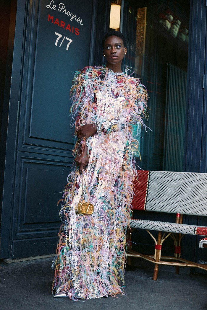Sentuhan couture menjadi sumber inspirasi koleksi ini dan tertuang lewat detail feathers. Be ready, glamour is back! Foto: M.B. Gates / Courtesy of Valentino