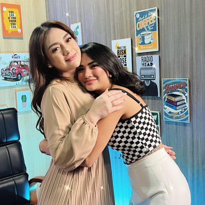 <p>Selanjutnya dari Celine Evangelista, Bunda. Sambil unggah potret kebersamaan, mantan istri Stefan William itu akui masih belum percaya dengan apa yang terjadi pada Vanessa Angel. "Gw masih mau <em>positive thinking</em> selama belum liat langsung. Nengg semalem kita <em>ngbrol2</em> masih <em>ketawa2</em>..kan mau janjian ketemuan kita," tuturnya dengan emotikon menangis, dikutip dari akun @celine_evangelista. (Foto: Instagram @celine_evangelista)</p>