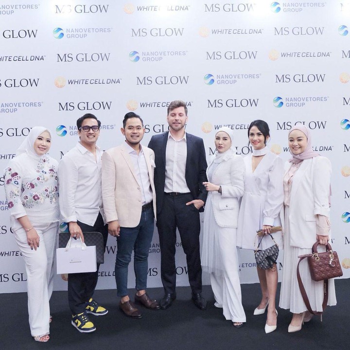 <p>Shandy Purnamasari bagikan potret Vanessa Angel dan Bibi Andriansyah, Bunda. Istri pengusaha Gilang Widya Pramana itu ungkap bahwa pasangan tersebut sosok yang baik. "Kemarin baru aja ketemu kalian, kalian pake baju putih polos tanpa motif, kalian berdua baik bgt, selalu datang tiap kita ada acara dan ga pernah mau dibayar karna kalian tulus. Sayang kalian berdua @vanessaangelofficial @bibliss. Alfatihah!," tulisnya melalui akun @shandypurnamasari. (Foto: Instagram)</p>