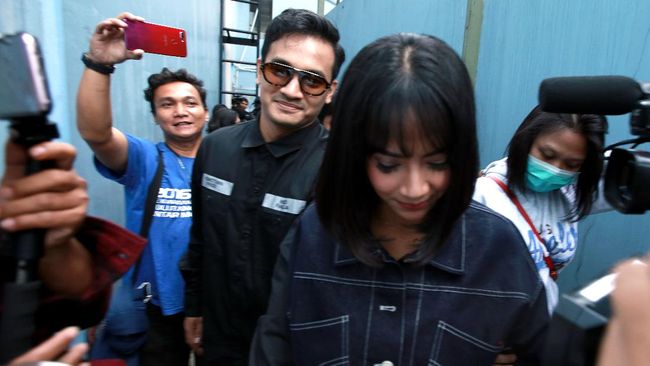Petugas membawa jenazah Vanessa Angel dan suaminya ke RS Bhayangkara Surabaya, Jawa Timur, usai kecelakaan di ruas tol Nganjuk.