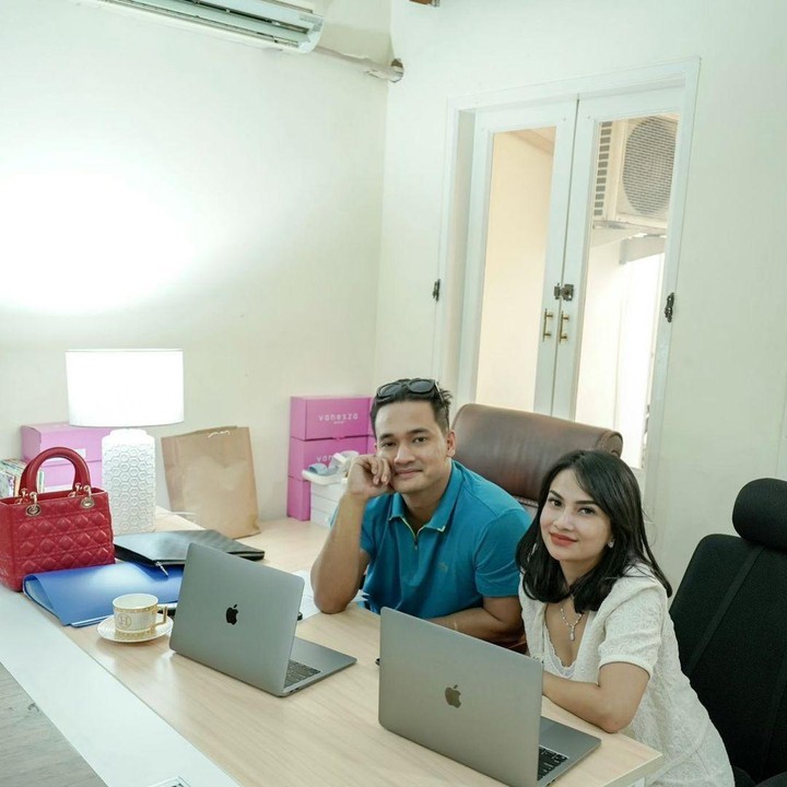 <p>Sementara itu, jenazah Vanessa Angel dan Bibi Ardiansyah telah dievakuasi dari lokasi kejadian dan dibawa ke RS Bhayangkara, Surabaya. Saat ini polisi masih melakukan olah TKP. (Foto: Instagram @vanessaangleofficial)</p>