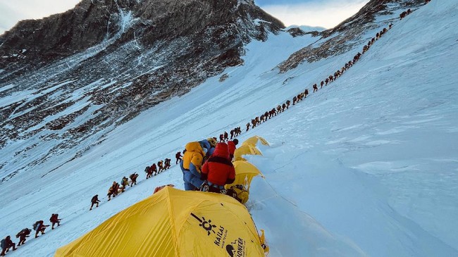 Berbagai jenis sampah yang tampak di South Col, Gunung Everest antara lain kantong tidur, sepatu, sendok, dan sejumlah barang bekas pakai para pendaki lainnya.