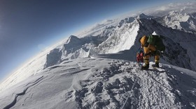 FOTO: Paradoks Hidup dan Mati di Puncak Everest