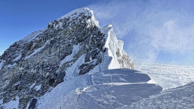 Setelah pendaki Malaysia Ravi yang sempat tak mengakui pertolongan Sherpa di Gunung Everest, kini muncul pendaki China yang tak mau bayar Sherpa.