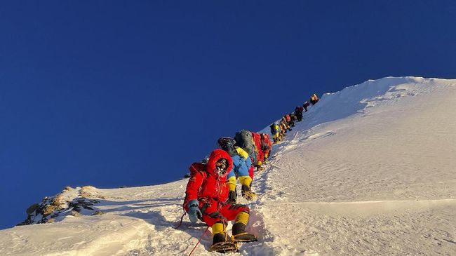 Sherpa sering dikenal bekerja sebagai pemandu pendakian di Gunung Everest. Para sherpa membantu pendaki-pendaki Gunung Everest. 