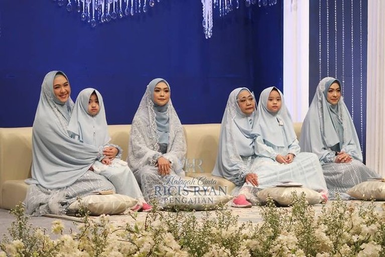 7 Momen Tangis Haru Pengajian Jelang Pernikahan Ria Ricis & Teuku Ryan Ria Ricis menggelar acara pengajian jelang pernikahannya dengan Teuku Ryan Jumat (5/11). Yuk intip momen harunya!