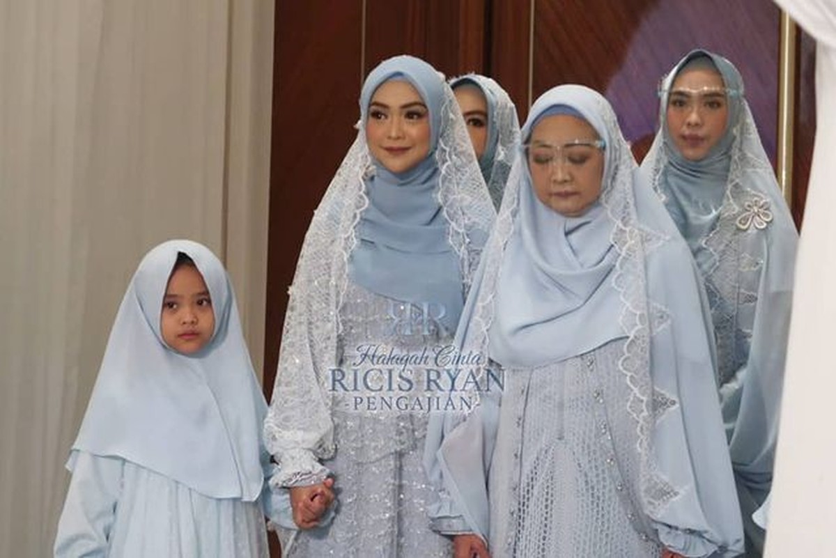 Ria Ricis menggelar acara pengajian jelang pernikahannya dengan Teuku Ryan Jumat &lpar;5&sol;11&rpar;&period; Yuk intip momen harunya&excl;