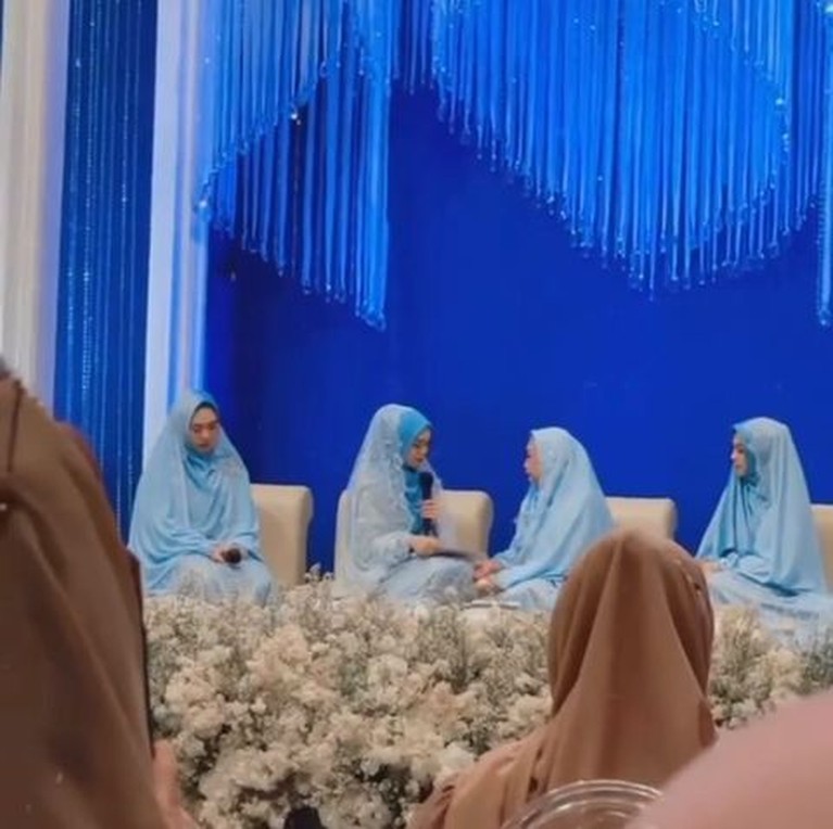 7 Momen Tangis Haru Pengajian Jelang Pernikahan Ria Ricis & Teuku Ryan Ria Ricis menggelar acara pengajian jelang pernikahannya dengan Teuku Ryan Jumat (5/11). Yuk intip momen harunya!