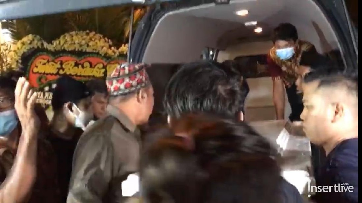 Jenazah Vanessa Angel dan Bibi Ardiansyah sampai di rumah duka hari ini Jumat &lpar;5&sol;11&rpar; pukul 04&period;34 Wib&period; Yuk intip&excl;