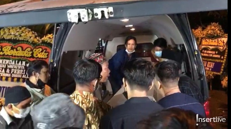 7 Potret Jenazah Vanessa Angel & Bibi Ardiansyah Sampai di Rumah Duka Jenazah Vanessa Angel dan Bibi Ardiansyah sampai di rumah duka hari ini Jumat (5/11) pukul 04.34 Wib. Yuk intip!