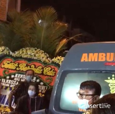 7 Potret Jenazah Vanessa Angel & Bibi Ardiansyah Sampai di Rumah Duka