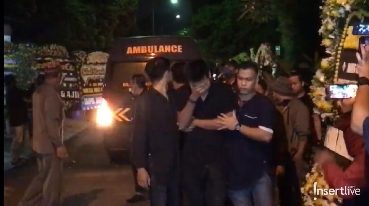 Jenazah Vanessa Angel dan Bibi Ardiansyah sampai di rumah duka hari ini Jumat &lpar;5&sol;11&rpar; pukul 04&period;34 Wib&period; Yuk intip&excl;