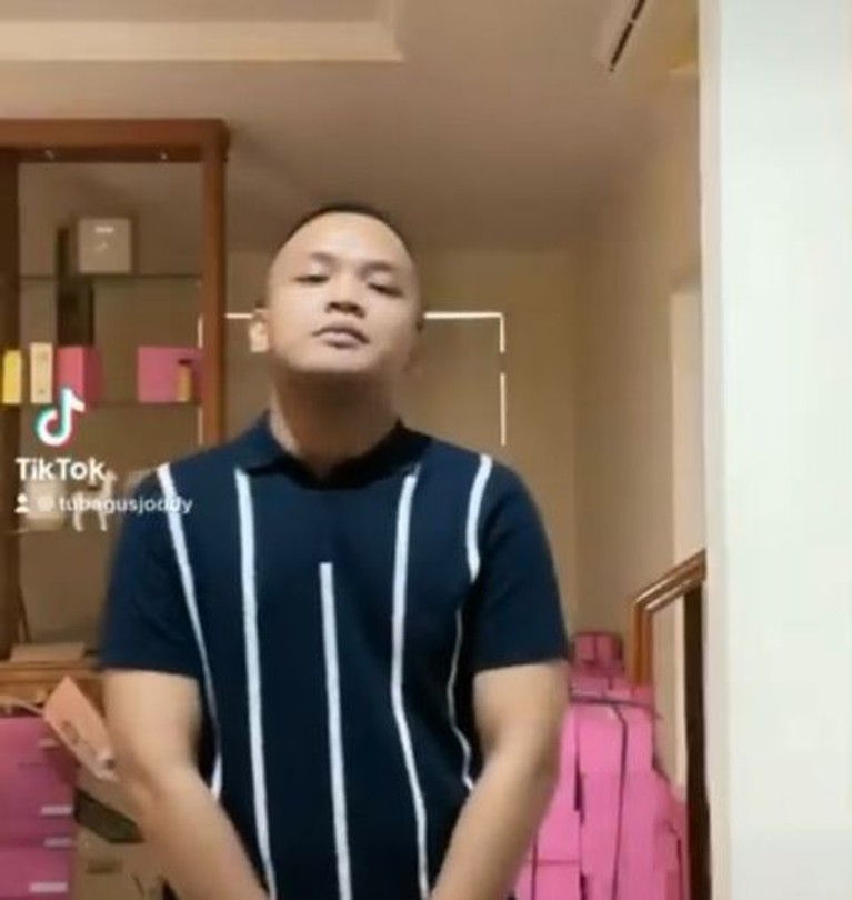 7 Potret Tubagus Joddy Sopir Vanessa Angel yang Jadi Sorotan Vanessa Angel dan Bibi Andriansyah meninggal dunia dalam kecelakaan tunggal di tol Jombang, sang sopir disorot. Yuk intip!