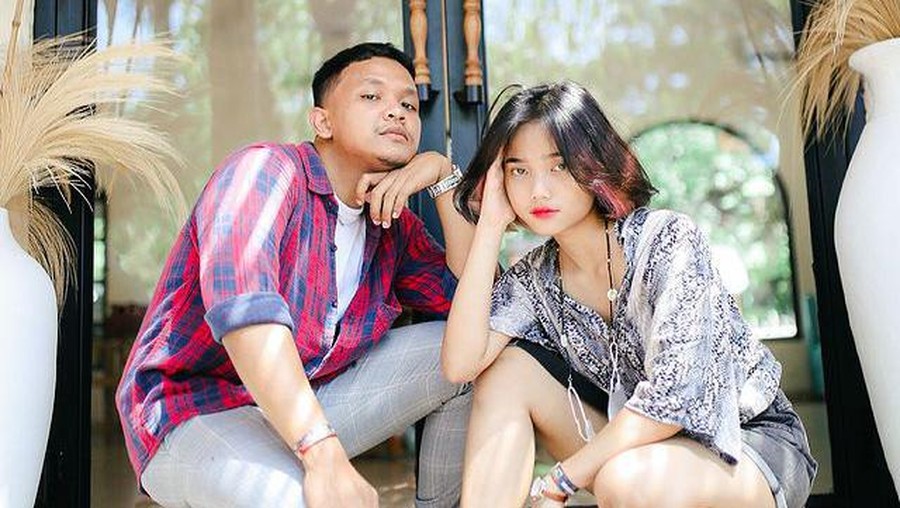 Vanessa Angel dan Bibi Andriansyah meninggal dunia dalam kecelakaan tunggal di tol Jombang, sang sopir disorot. Yuk intip!