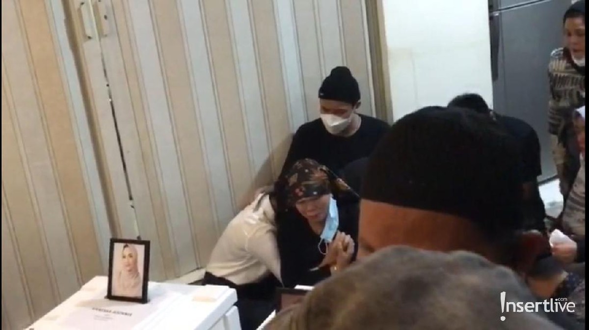 Jenazah Vanessa Angel dan Bibi Andriansyah sampai di rumah duka pada Jumat &lpar;5&sol;11&rpar;&period; Yuk intip suasana rumah duka dipenuhi isak tangis&excl;